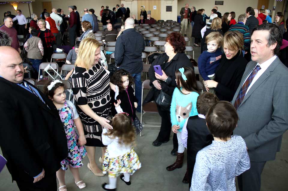 2 DYNASTIES MEET – If swearing-in ceremonies are about the future, that was quadruple the case at noon today in the Foothills Atrium, symbolized by the meeting of the Levinson and Gelbsman clans. Both newly elected Common Council member and her husband, Rick, and reelected county Rep. Craig Gelbsman and his wife Melinda each have four children: Donald and Delilah, 8, Dahlia, 7, and Dannah, 4, Levinson; and Aidan, 10, Reese, 8, Scarlett, 5, and Hudson, 2, Gelbsman. (Jim Kevlin/AllOTSEGO.com)