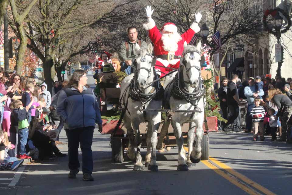 The balmy weather must have brought out close to a record crowd, and indeed a roar went up on Main Street, Oneonta, as Santa Claus arrived for the season this morning. Halfway through the calvalcade, emcee Chuck D'Imperio announced the temperature had just reached 63. (Jim Kevlin/AllOTSEGO.come)